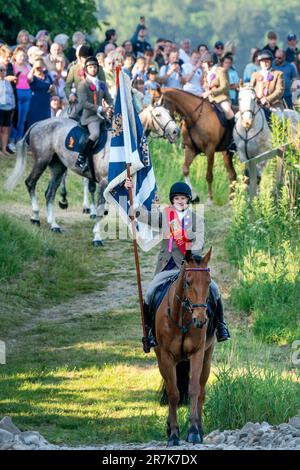 Der Royal Burgh Standard Bearer Thomas Bell am Ufer des Flusses Ettrick während des Selkirk Common Riding, einer jahrhundertealten Tradition in der königlichen Burg Selkirk an der schottischen Grenze. Foto: Freitag, 16. Juni 2023. Stockfoto