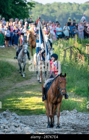 Der Royal Burgh Standard Bearer Thomas Bell am Ufer des Flusses Ettrick während des Selkirk Common Riding, einer jahrhundertealten Tradition in der königlichen Burg Selkirk an der schottischen Grenze. Foto: Freitag, 16. Juni 2023. Stockfoto