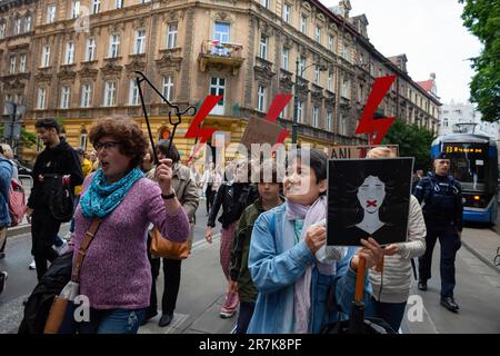 Polen. 14. Juni 2023. Demonstranten halten ein Zeichen und Symbole für Frauenstreiks in der Hand: Schwarze Regenschirme, Blitzeinschläge und Kleiderbügel während der Demonstration gegen das restriktive Abtreibungsgesetz in Polen. Proteste im ganzen Land kommen nach dem Tod der schwangeren Dorota Lalik im Alter von 33 Jahren am 24. Mai 2023 im John Paul II Krankenhaus in Nowy Targ, Südpolen. Dorota Laliks Fall ist der jüngste von einer Frau, die in einem Krankenhaus stirbt, die versuchte, eine Schwangerschaft aufgrund der Anwesenheit eines fetalen Herzschlags aufrecht zu erhalten, bis es zu spät war, um das Leben der Frau zu retten. Kredit: SOPA Images/Alamy Live News Stockfoto