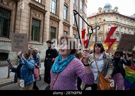 Polen. 14. Juni 2023. Demonstranten halten einen Kleiderbügel und Symbole für Frauenstreiks in der Hand: Schwarze Regenschirme, Blitzeinschläge und Kleiderbügel während der Demonstration gegen das restriktive Abtreibungsgesetz in Polen. Proteste im ganzen Land kommen nach dem Tod der schwangeren Dorota Lalik im Alter von 33 Jahren am 24. Mai 2023 im John Paul II Krankenhaus in Nowy Targ, Südpolen. Dorota Laliks Fall ist der jüngste von einer Frau, die in einem Krankenhaus stirbt, die versuchte, eine Schwangerschaft aufgrund der Anwesenheit eines fetalen Herzschlags aufrecht zu erhalten, bis es zu spät war, um das Leben der Frau zu retten. Kredit: SOPA Images/Alamy Live News Stockfoto