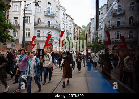 Polen. 14. Juni 2023. Demonstranten halten während der Demonstration gegen das restriktive Abtreibungsgesetz in Polen Schilder und Symbole für Frauenstreiks: Schwarze Regenschirme, Blitzeinschläge und Hänger. Proteste im ganzen Land kommen nach dem Tod der schwangeren Dorota Lalik im Alter von 33 Jahren am 24. Mai 2023 im John Paul II Krankenhaus in Nowy Targ, Südpolen. Dorota Laliks Fall ist der jüngste von einer Frau, die in einem Krankenhaus stirbt, die versuchte, eine Schwangerschaft aufgrund der Anwesenheit eines fetalen Herzschlags aufrecht zu erhalten, bis es zu spät war, um das Leben der Frau zu retten. Kredit: SOPA Images/Alamy Live News Stockfoto