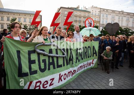 Polen. 14. Juni 2023. Demonstranten haben ein Banner und Symbole für Frauenstreiks: Schwarze Regenschirme, Blitzeinschläge und Hänger während der Demonstration gegen das restriktive Abtreibungsgesetz in Polen. Proteste im ganzen Land kommen nach dem Tod der schwangeren Dorota Lalik im Alter von 33 Jahren am 24. Mai 2023 im John Paul II Krankenhaus in Nowy Targ, Südpolen. Dorota Laliks Fall ist der jüngste von einer Frau, die in einem Krankenhaus stirbt, die versuchte, eine Schwangerschaft aufgrund der Anwesenheit eines fetalen Herzschlags aufrecht zu erhalten, bis es zu spät war, um das Leben der Frau zu retten. Kredit: SOPA Images/Alamy Live News Stockfoto