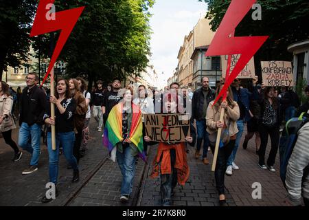 Polen. 14. Juni 2023. Demonstranten haben ein Banner und Symbole für Frauenstreiks: Schwarze Regenschirme, Blitzeinschläge und Hänger während der Demonstration gegen das restriktive Abtreibungsgesetz in Polen. Proteste im ganzen Land kommen nach dem Tod der schwangeren Dorota Lalik im Alter von 33 Jahren am 24. Mai 2023 im John Paul II Krankenhaus in Nowy Targ, Südpolen. Dorota Laliks Fall ist der jüngste von einer Frau, die in einem Krankenhaus stirbt, die versuchte, eine Schwangerschaft aufgrund der Anwesenheit eines fetalen Herzschlags aufrecht zu erhalten, bis es zu spät war, um das Leben der Frau zu retten. Kredit: SOPA Images/Alamy Live News Stockfoto