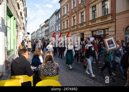 Polen. 14. Juni 2023. Demonstranten halten während der Demonstration gegen das restriktive Abtreibungsgesetz in Polen Schilder und Symbole für Frauenstreiks: Schwarze Regenschirme, Blitzeinschläge und Hänger. Proteste im ganzen Land kommen nach dem Tod der schwangeren Dorota Lalik im Alter von 33 Jahren am 24. Mai 2023 im John Paul II Krankenhaus in Nowy Targ, Südpolen. Dorota Laliks Fall ist der jüngste von einer Frau, die in einem Krankenhaus stirbt, die versuchte, eine Schwangerschaft aufgrund der Anwesenheit eines fetalen Herzschlags aufrecht zu erhalten, bis es zu spät war, um das Leben der Frau zu retten. Kredit: SOPA Images/Alamy Live News Stockfoto