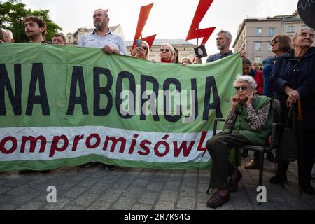 Demonstranten haben ein Banner und Symbole für Frauenstreiks: Schwarze Regenschirme, Blitzeinschläge und Hänger während der Demonstration gegen das restriktive Abtreibungsgesetz in Polen. Proteste im ganzen Land kommen nach dem Tod der schwangeren Dorota Lalik im Alter von 33 Jahren am 24. Mai 2023 im John Paul II Krankenhaus in Nowy Targ, Südpolen. Dorota Laliks Fall ist der jüngste von einer Frau, die in einem Krankenhaus stirbt, die versuchte, eine Schwangerschaft aufgrund der Anwesenheit eines fetalen Herzschlags aufrecht zu erhalten, bis es zu spät war, um das Leben der Frau zu retten. Polen hat eines der restriktivsten Abtreibungsgesetze Europas. T Stockfoto