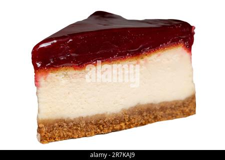 Käsekuchen mit Himbeergeschmack isoliert auf weißem Hintergrund. Ein Stück Käsekuchen Stockfoto