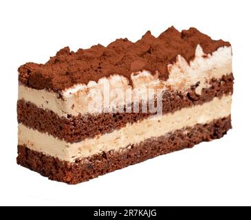 Traditioneller italienischer Tiramisu-Dessertkuchen. Scheibe Schokoladenkuchen mit Tiramisu-Creme und Kakaopulver isoliert auf weißem Hintergrund Stockfoto