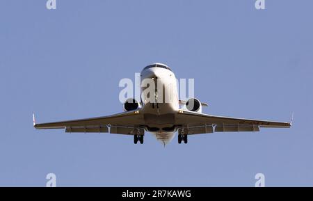 Geschäftsjet von Avcon Jet Airlines nähert sich der Landebahn am Flughafen El Prat Stockfoto