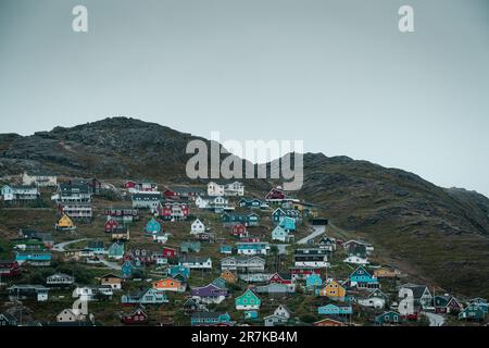 Grönländische Landschaften von Qaqortoq mit Foggy Weather Stockfoto