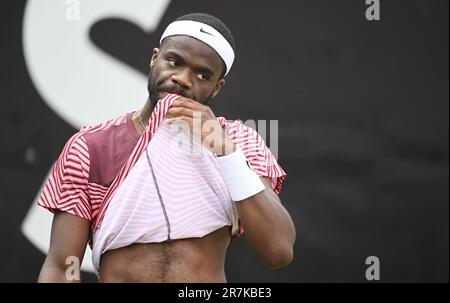 Stuttgart, Deutschland. 16. Juni 2023. Tennis: ATP-Tour - Stuttgart, Singles, Männer, Quarterfinals. Musetti (Italien) - Tiafoe (USA). Frances Tiafoe reagiert. Kredit: Marijan Murat/dpa/Alamy Live News Stockfoto