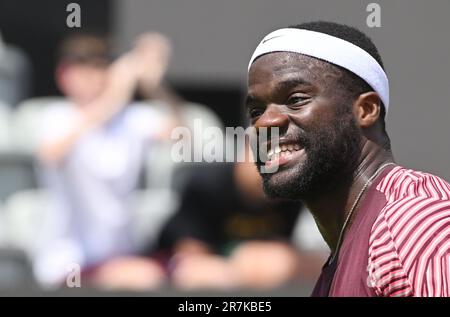 Stuttgart, Deutschland. 16. Juni 2023. Tennis: ATP-Tour - Stuttgart, Singles, Männer, Quarterfinals. Musetti (Italien) - Tiafoe (USA). Frances Tiafoe reagiert. Kredit: Marijan Murat/dpa/Alamy Live News Stockfoto