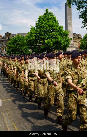 Juniorsoldaten vom Army Foundation College marschieren in Formation auf der Freedom Parade, mit dem zenotaph Memorial in der Ferne sichtbar, Harroga Stockfoto