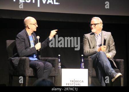 Spring Studios, 50 Varick St, Manhattan, NY 10013, USA. 15. Juni 2023. Gastgeber und Filmregisseur Steven Soderbergh engagiert Filmregisseur David Fincher auf dem Tribeca Film Festival 2023 in einem freigeizigen Regisseur-Gespräch. Kredit: ©Julia Mineeva/EGBN TV News/Alamy Live News Stockfoto