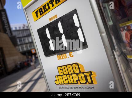 Köln, Deutschland. 16. Juni 2023. 111 Millionen Euro im Eurojackpot werden vor einem Lotteriehändler auf einem Spielbrett vermerkt. Die Zahlen werden auf 16.06.2023 gezogen. Kredit: Thomas Banneyer/dpa/Alamy Live News Stockfoto