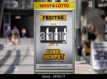 Köln, Deutschland. 16. Juni 2023. 111 Millionen Euro im Eurojackpot werden vor einem Lotteriehändler auf einem Spielbrett vermerkt. Die Zahlen werden auf 16.06.2023 gezogen. Kredit: Thomas Banneyer/dpa/Alamy Live News Stockfoto