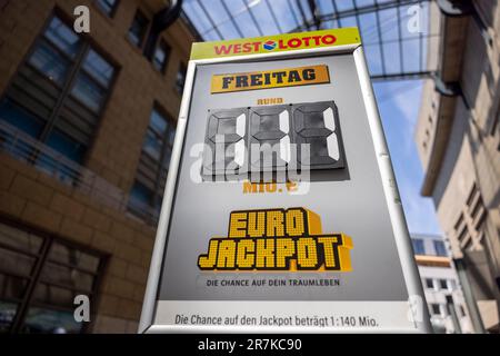 Köln, Deutschland. 16. Juni 2023. 111 Millionen Euro im Eurojackpot werden vor einem Lotteriehändler auf einem Spielbrett vermerkt. Die Zahlen werden auf 16.06.2023 gezogen. Kredit: Thomas Banneyer/dpa/Alamy Live News Stockfoto