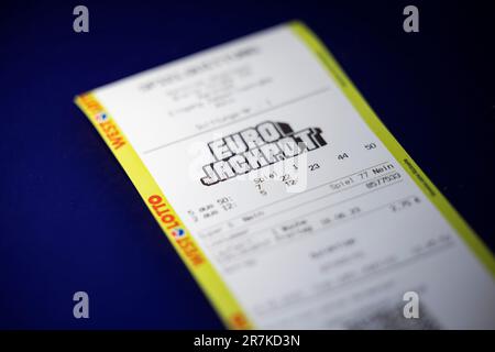 Köln, Deutschland. 16. Juni 2023. Eine Spielquittung für ein Eurojackpot-Ticket ist in einem Lotteriegeschäft erhältlich. Die Ziehung der Zahlen findet am 16.06.2023 statt. Kredit: Thomas Banneyer/dpa/Alamy Live News Stockfoto