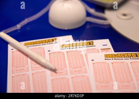 Köln, Deutschland. 16. Juni 2023. Tickets mit der Aufschrift „Eurojackpot“ liegen in einem Lotteriegeschäft. Die Zahlen werden auf 16.06.2023 gezogen. Kredit: Thomas Banneyer/dpa/Alamy Live News Stockfoto