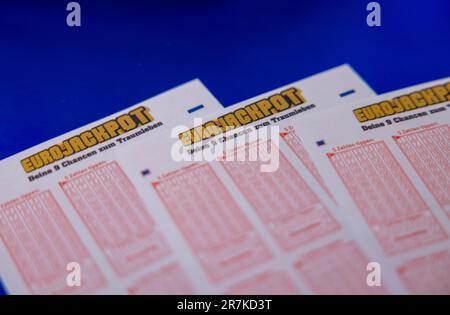 Köln, Deutschland. 16. Juni 2023. Tickets mit der Aufschrift „Eurojackpot“ liegen in einem Lotteriegeschäft. Die Zahlen werden auf 16.06.2023 gezogen. Kredit: Thomas Banneyer/dpa/Alamy Live News Stockfoto