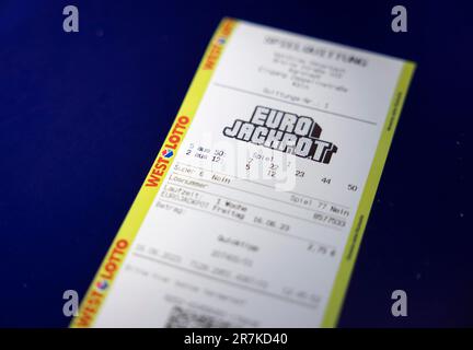 Köln, Deutschland. 16. Juni 2023. Eine Spielquittung für ein Eurojackpot-Ticket ist in einem Lotteriegeschäft erhältlich. Die Ziehung der Zahlen findet am 16.06.2023 statt. Kredit: Thomas Banneyer/dpa/Alamy Live News Stockfoto