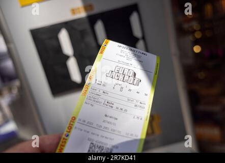 Köln, Deutschland. 16. Juni 2023. Ein Kunde hält einen Beleg für ein Eurojackpot-Ticket bei einem Lotteriehändler vor die Kamera. Kredit: Thomas Banneyer/dpa/Alamy Live News Stockfoto