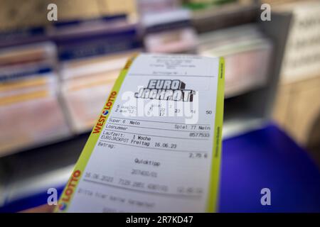 Köln, Deutschland. 16. Juni 2023. Ein Kunde hält einen Beleg für ein Eurojackpot-Ticket bei einem Lotteriehändler vor die Kamera. Die Zahlen werden auf 16.06.2023 gezogen. Kredit: Thomas Banneyer/dpa/Alamy Live News Stockfoto