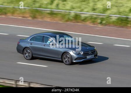 2022 Mercedes-Benz E 220 Sport D Mhev Auto E220d MHEV 20HP/15kW 9G-Tronic Auto Start/Stop Grey Car Limousine Elektro-Diesel 1993 cm3; Fahrt mit hoher Geschwindigkeit auf der Autobahn M6 im Großraum Manchester, Großbritannien Stockfoto