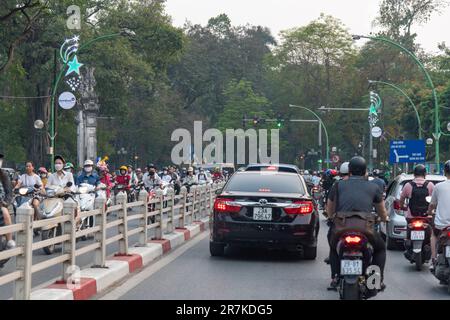 Hanoi, Vietnam-April 2023; Perspektive des Fahrers aus einer der geschäftigen Straßen der Stadt, die den ganzen Tag über mit Autos und Motorrollern überfüllt sind Stockfoto