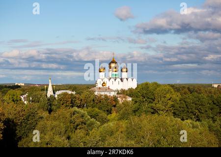 Blick auf die Himmelskathedrale im Sommer vor dem blauen Himmel. Die Stadt Jaroslavl, der touristische Goldene Ring Russlands Stockfoto