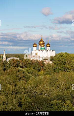 Blick auf die Himmelskathedrale im Sommer vor dem blauen Himmel. Die Stadt Jaroslavl, der touristische Goldene Ring Russlands Stockfoto