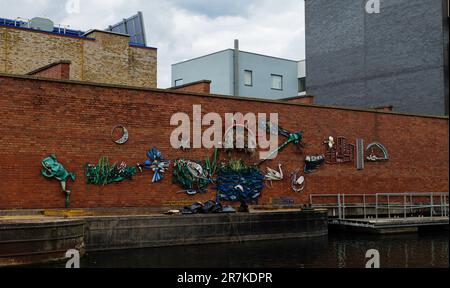 London - 05 28 2022: Wandgemälde mit Wurf entlang des Grand Union Canal in der Nähe der Harrow Rd Stockfoto