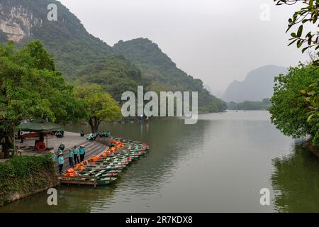 Ninh Binh, Vietnam-April 2023; Blick aus der Vogelperspektive auf Ruderboote für Touristen auf Höhlentouren auf dem Red River Delta in der Landschaft von Trang an Stockfoto