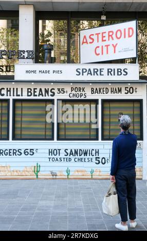 Strand, London, Großbritannien. 16. Juni 2023 Asteroid City Ausstellung auf Strand, um den neuen Film von Wes Anderson zu bewerben. Kredit: Matthew Chattle/Alamy Live News Stockfoto