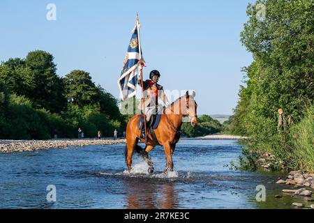 Der Royal Burgh Standard Bearer Thomas Bell feiert den River Ettrick während des Selkirk Common Riding, einer Jahrhunderte alten Tradition in der königlichen Burg Selkirk an der schottischen Grenze. Foto: Freitag, 16. Juni 2023. Stockfoto