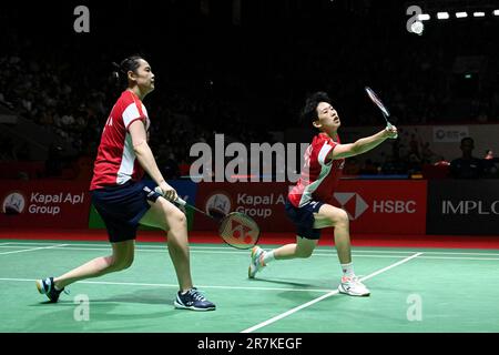 Jakarta, Indonesien. 16. Juni 2023. Chinas Zhang Shuxian (R)/Zheng Yu während des Viertelfinalspiels der Frauen gegen Jeong Na Eun/Kim Hye Jeong aus Südkorea bei der Indonesia Open 2023 in Jakarta, Indonesien, 16. Juni 2023. Kredit: Veri Sanovri/Xinhua/Alamy Live News Stockfoto