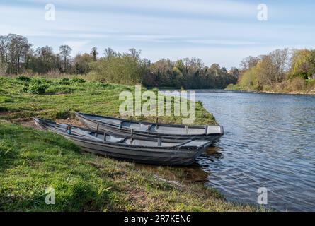 Kleine Fischerboote am Fluss Tweed in Kelso, schottische Grenzen, Vereinigtes Königreich Stockfoto