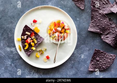 Blaue Corn Tortilla Chips mit hausgemachter, grober Salsa. Stockfoto