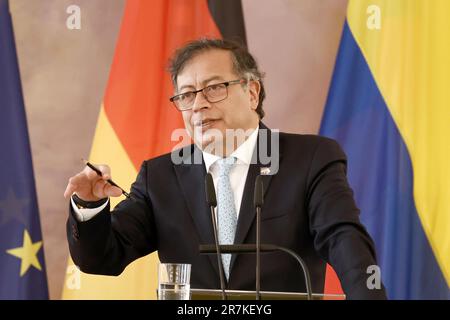 Berlin, Deutschland. 16. Juni 2023. Der kolumbianische Präsident Gustavo Francisco Petro Urrego spricht bei der Präsentation von zwei Masken der indigenen Kogi-Gemeinde aus der Sierra Nevada de Santa Marta in Kolumbien aus den Betrieben des Ethnologischen Museums der Nationalmuseen in Berlin. Kredit: Carsten Koall/dpa/Alamy Live News Stockfoto