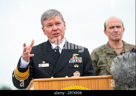 Kiel, Deutschland. 16. Juni 2023. Vizeadmiral Thomas Ishee (l), Befehlshaber der US-6.-Flotte, spricht auf der AbschlussPressekonferenz. Das traditionelle „Baltops“-Manöver in der Ostsee endet am Freitagmorgen in Kiel. Der Schwerpunkt der Übung, die im Juni 4 begann, war die Sicherung offener Seekanäle in der Ostsee, so die Marine. Kredit: Jonas Walzberg/dpa/Alamy Live News Stockfoto