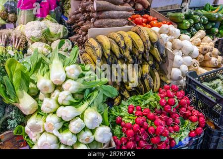 Große Auswahl an frischem Gemüse an einem Marktstand Stockfoto