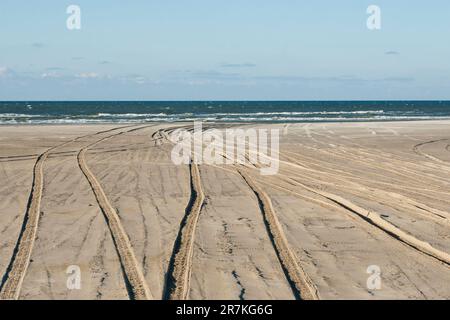 Weids uitzicht über het Strand met bandensporen, umfassenden Blick auf den Strand mit Reifenspuren Stockfoto