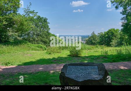 Blick von Kinver Edge in Richtung Dudley Castle und Black Country, Kinver, Staffordshire Stockfoto