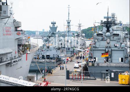 Kiel, Deutschland. 16. Juni 2023. Marineschiffe liegen auf dem Marinestützpunkt Kiel-Wik vor. Das traditionelle Manöver „Baltops“ in der Ostsee endet am Freitagmorgen in Kiel. Der Schwerpunkt der Übung, die am 4. Juni begann, bestand darin, die offenen Seekanäle in der Ostsee zu sichern, so die Marine. Kredit: Jonas Walzberg/dpa/Alamy Live News Stockfoto