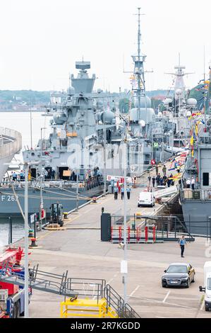 Kiel, Deutschland. 16. Juni 2023. Marineschiffe liegen auf dem Marinestützpunkt Kiel-Wik vor. Das traditionelle Manöver „Baltops“ in der Ostsee endet am Freitagmorgen in Kiel. Der Schwerpunkt der Übung, die am 4. Juni begann, bestand darin, die offenen Seekanäle in der Ostsee zu sichern, so die Marine. Kredit: Jonas Walzberg/dpa/Alamy Live News Stockfoto