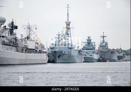 Kiel, Deutschland. 16. Juni 2023. Marineschiffe liegen auf dem Marinestützpunkt Kiel-Wik vor. Das traditionelle Manöver „Baltops“ in der Ostsee endet am Freitagmorgen in Kiel. Der Schwerpunkt der Übung, die am 4. Juni begann, bestand darin, die offenen Seekanäle in der Ostsee zu sichern, so die Marine. Kredit: Jonas Walzberg/dpa/Alamy Live News Stockfoto