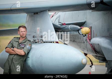 Jagel, Deutschland. 16. Juni 2023. Während der internationalen Luftübung „Air Defender 2023“ am Luftwaffenstützpunkt Jagel steht ein Air Force-Soldat neben einer Luft-Luft-Rakete der IRIS-T (R, mit gelber Kappe) mit Infrarotsucher in einem Air Force Tornado-Kampfflugzeug. 25 Nationen sowie die NATO nehmen bis Juni 23 an der von Deutschland geführten Luftübung Teil. Nach Angaben der Bundeswehr sind etwa 10.000 Soldaten und 250 Flugzeuge beteiligt. Kredit: Kay Nietfeld/dpa/Alamy Live News Stockfoto