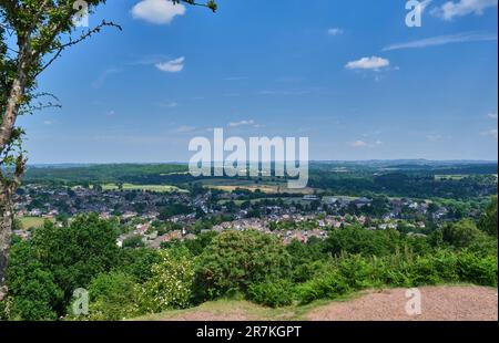 Blick über Kinver in Richtung Black Country und West Midlands von Kinver Edge, Kinver, Staffordshire Stockfoto