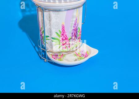 Der Löffelhalter mit Blumenmotiv aus Keramik ist eine reizvolle und praktische Ergänzung für Ihre Küche. Stockfoto