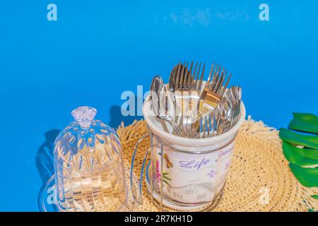 Der Löffelhalter mit Blumenmotiv aus Keramik ist eine reizvolle und praktische Ergänzung für Ihre Küche. Stockfoto