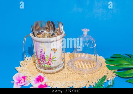 Der Löffelhalter mit Blumenmotiv aus Keramik ist eine reizvolle und praktische Ergänzung für Ihre Küche. Stockfoto